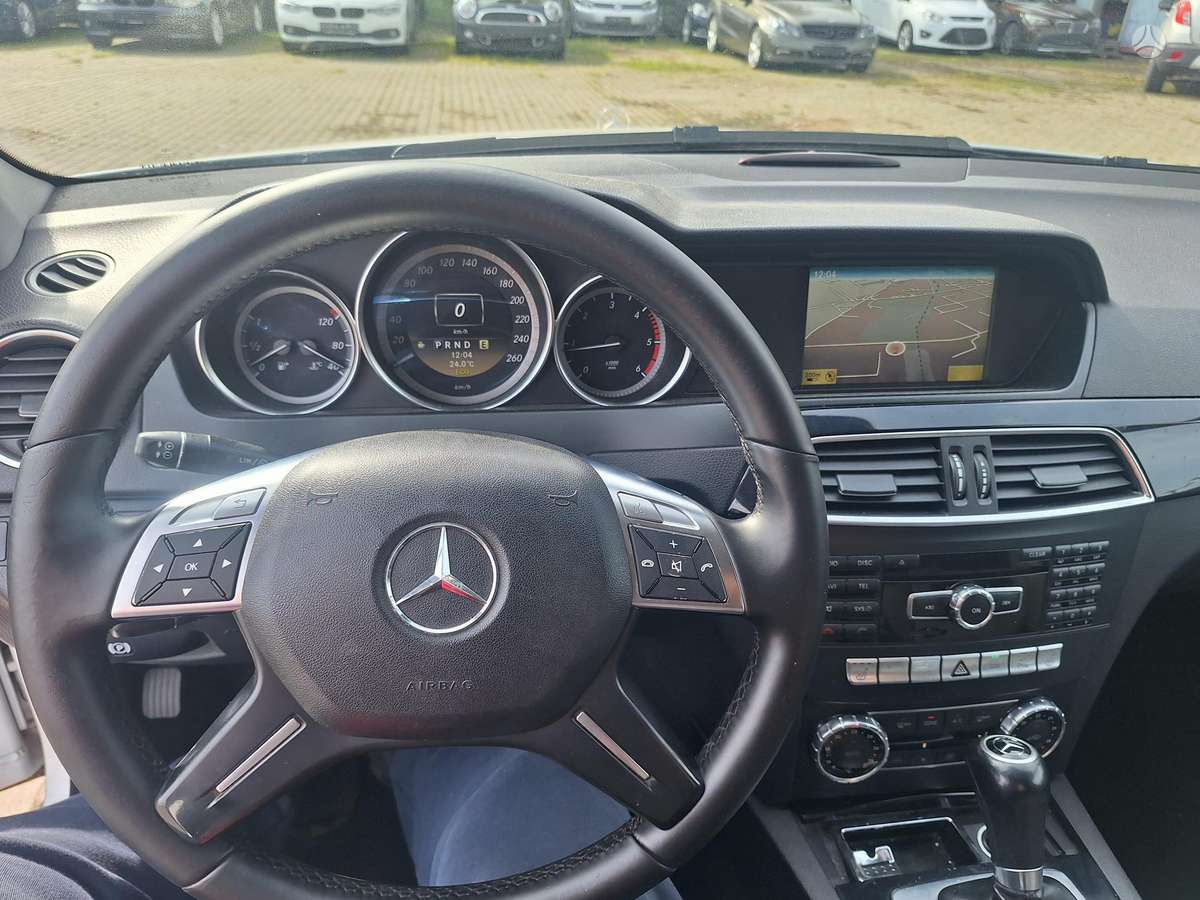 Mercedes-Benz C200 2012 — photo 18