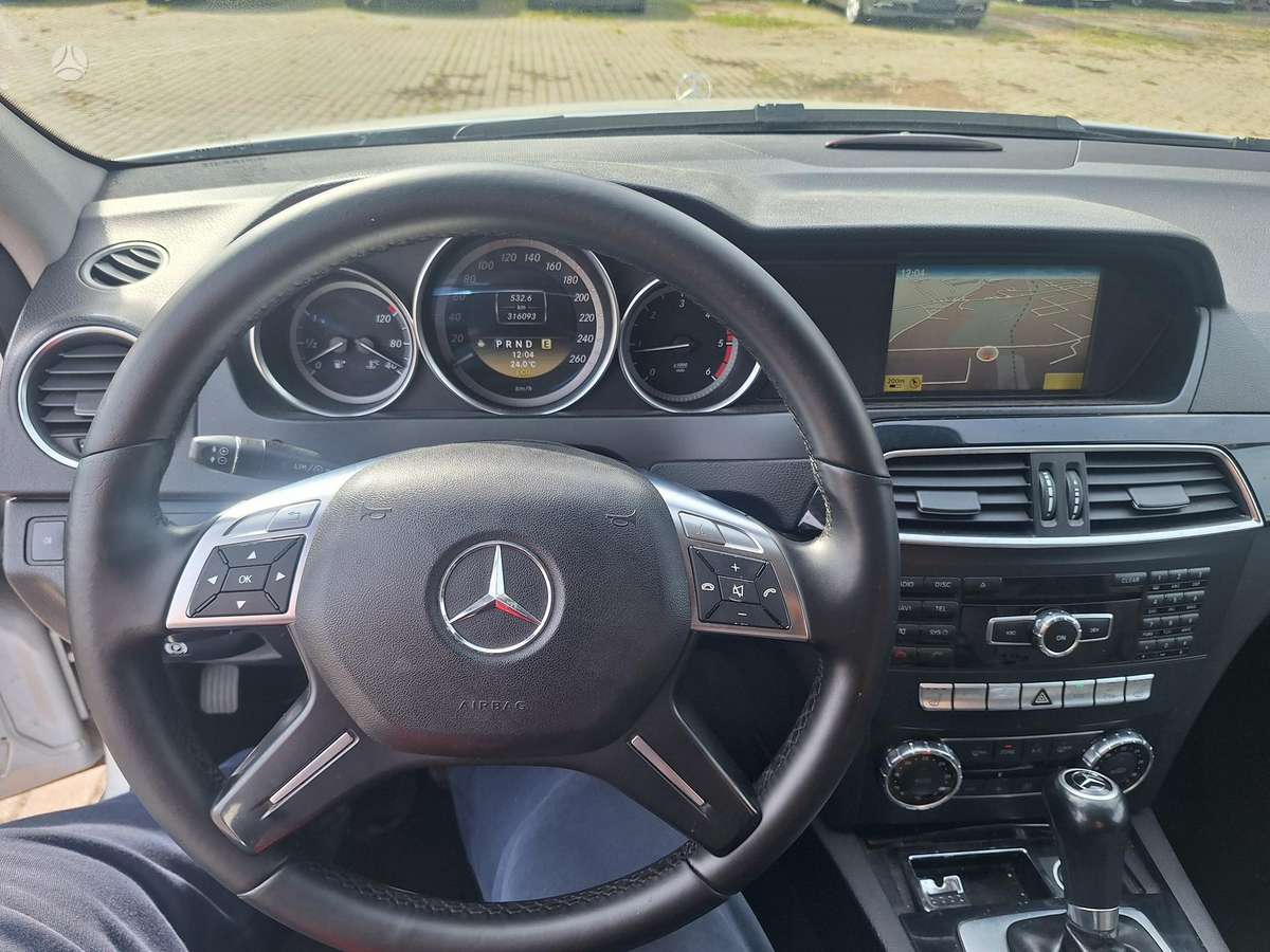 Mercedes-Benz C200 2012 — photo 19