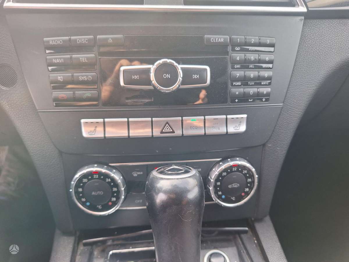 Mercedes-Benz C200 2012 — photo 20