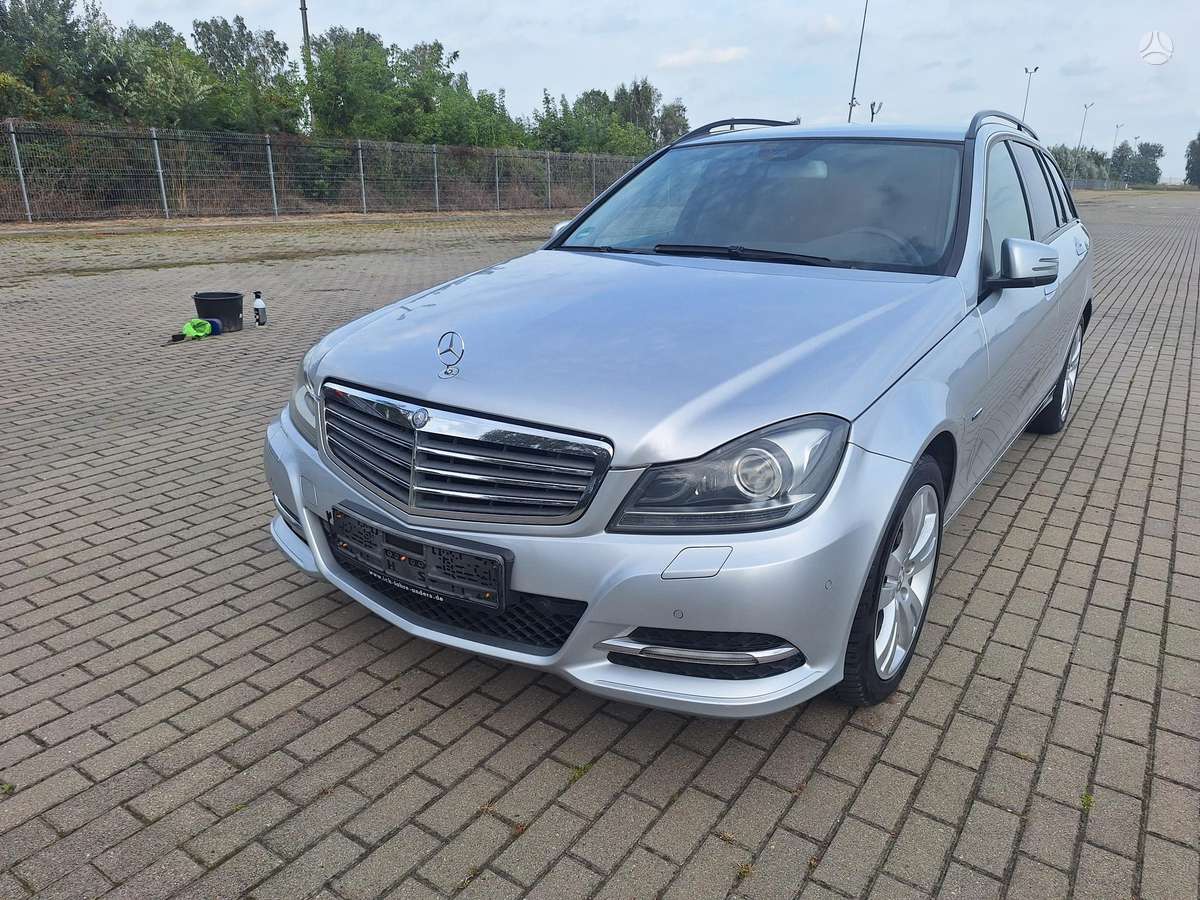 Mercedes-Benz C200 2012 — interior