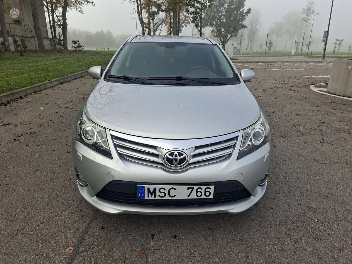 Toyota Avensis 2012 — rear view