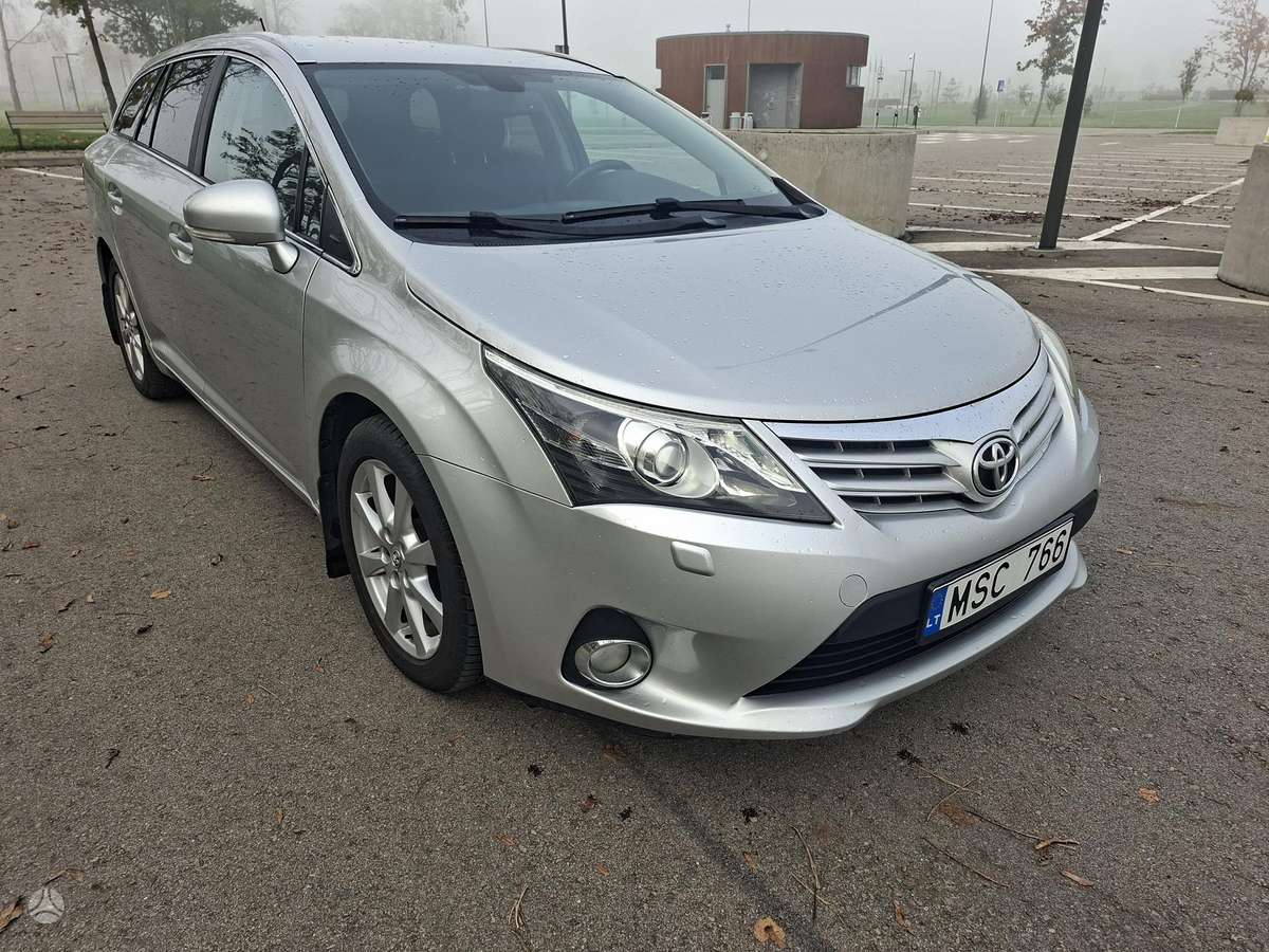 Toyota Avensis 2012 — interior