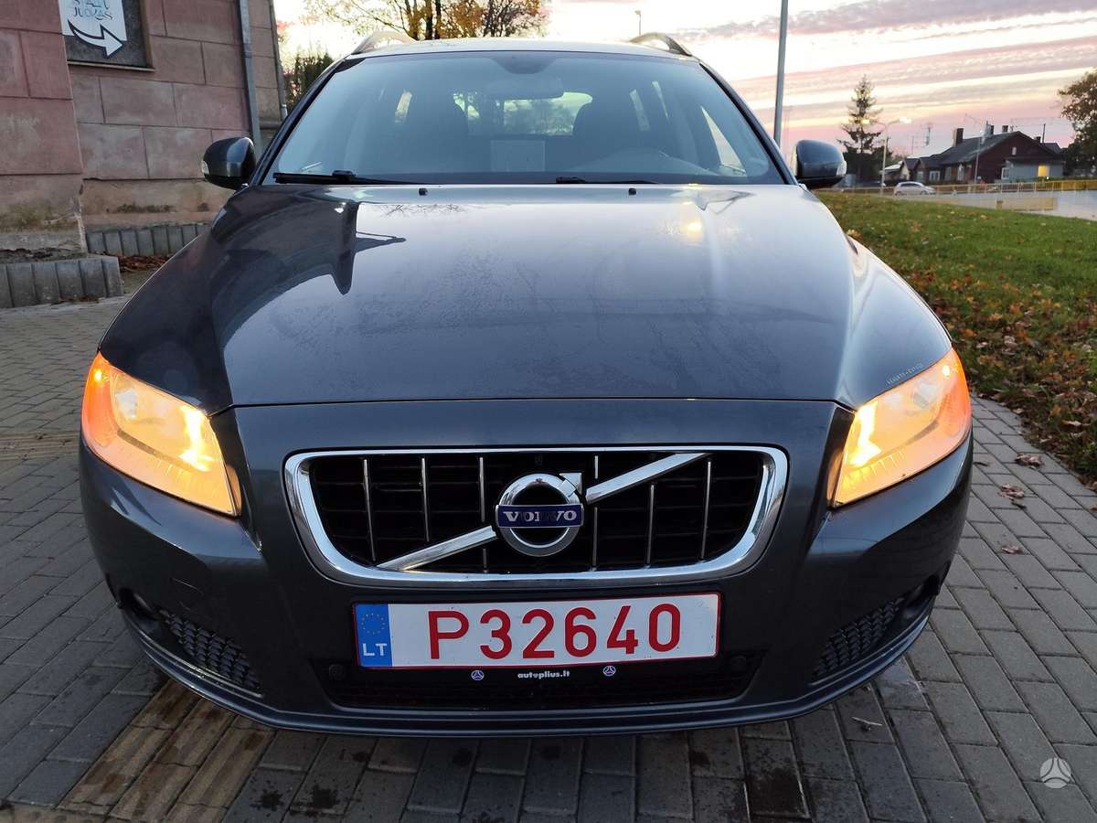 Volvo V70 2010 — вигляд ззаду