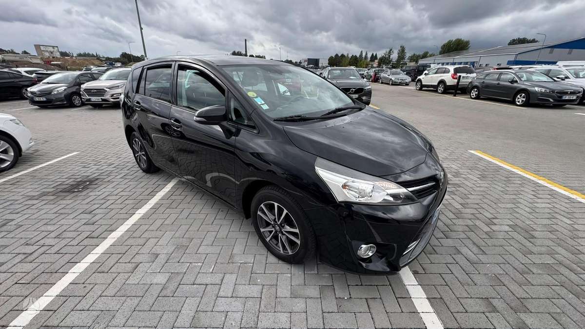 Toyota Verso 2014 — rear view