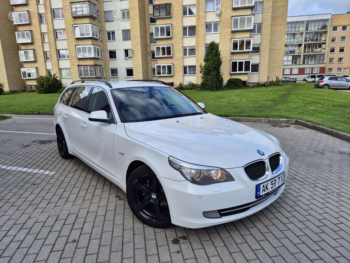 BMW 520 2010 — rear view