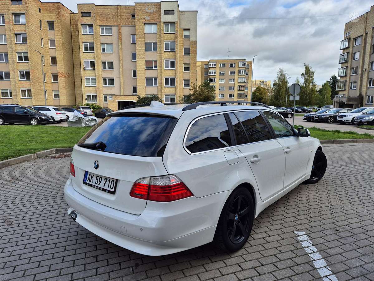 BMW 520 2010 — interior