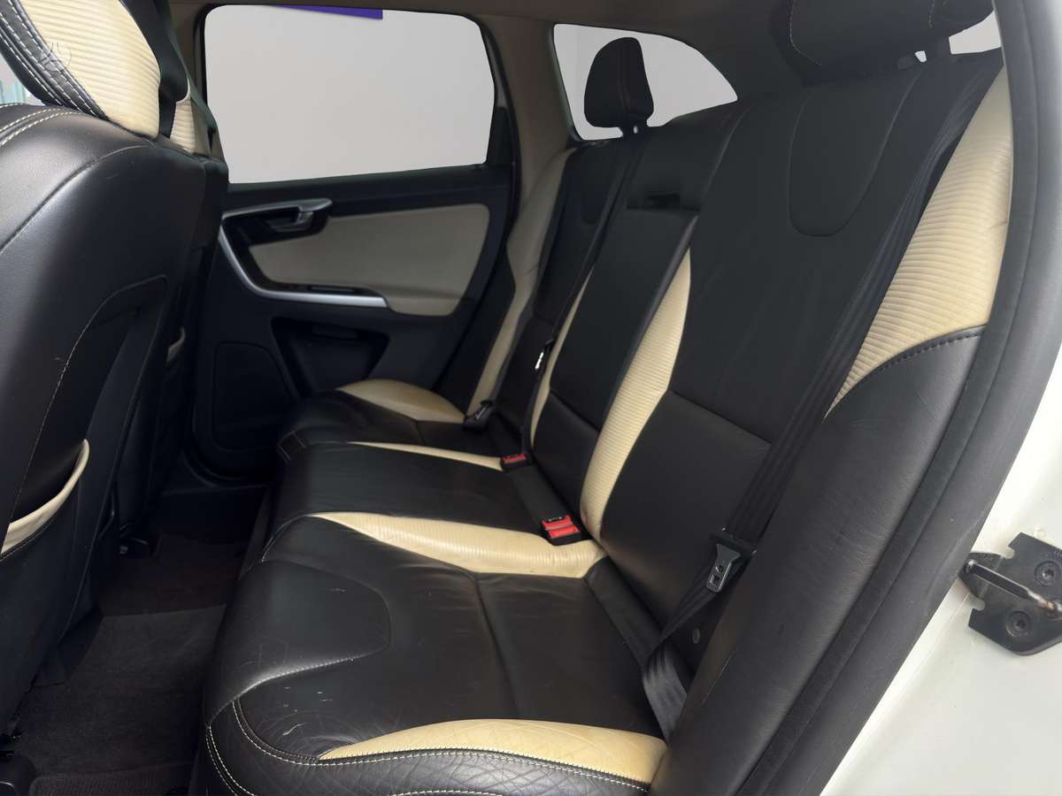 Volvo XC60 2012 — photo 11