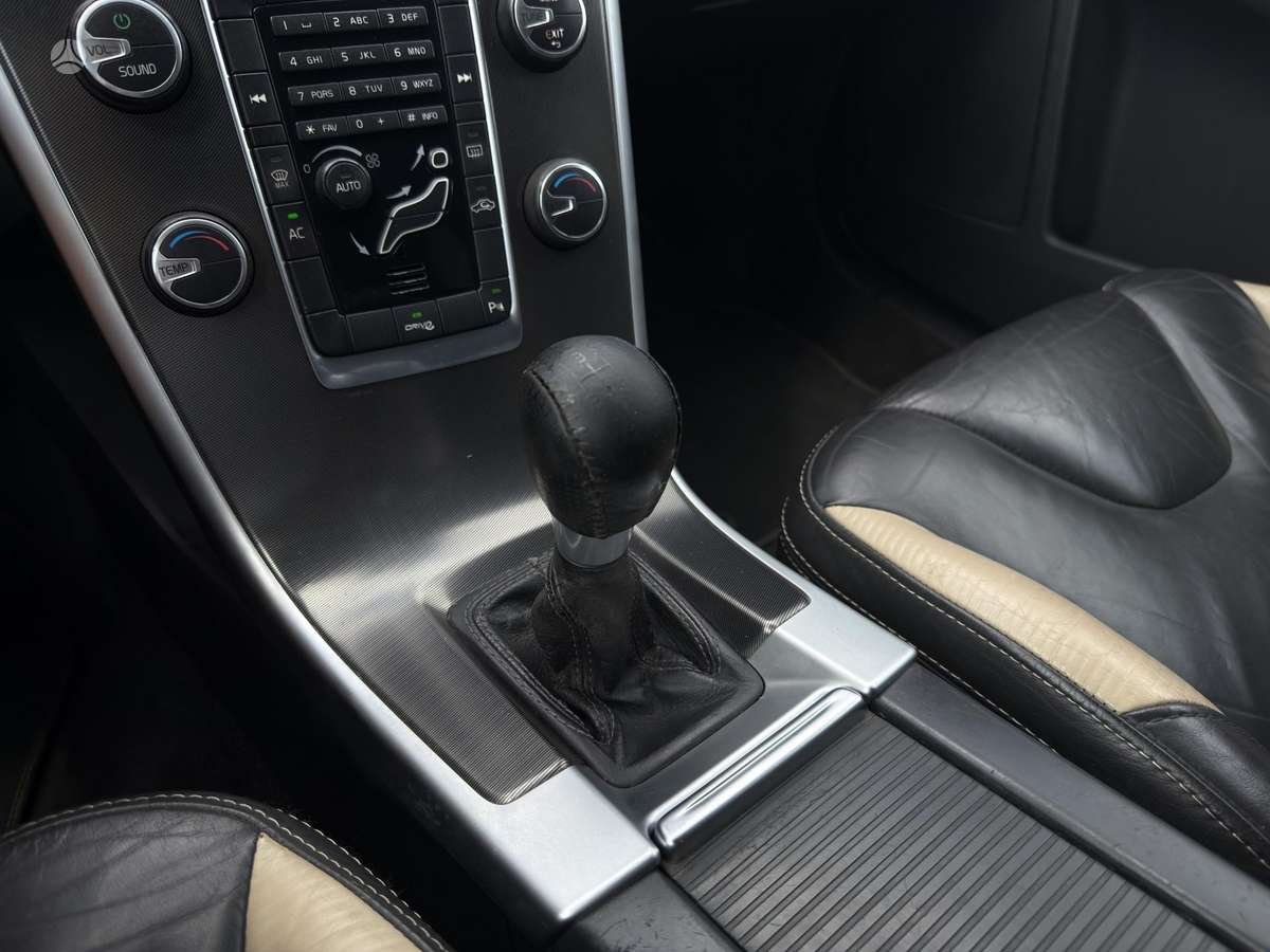 Volvo XC60 2012 — photo 15