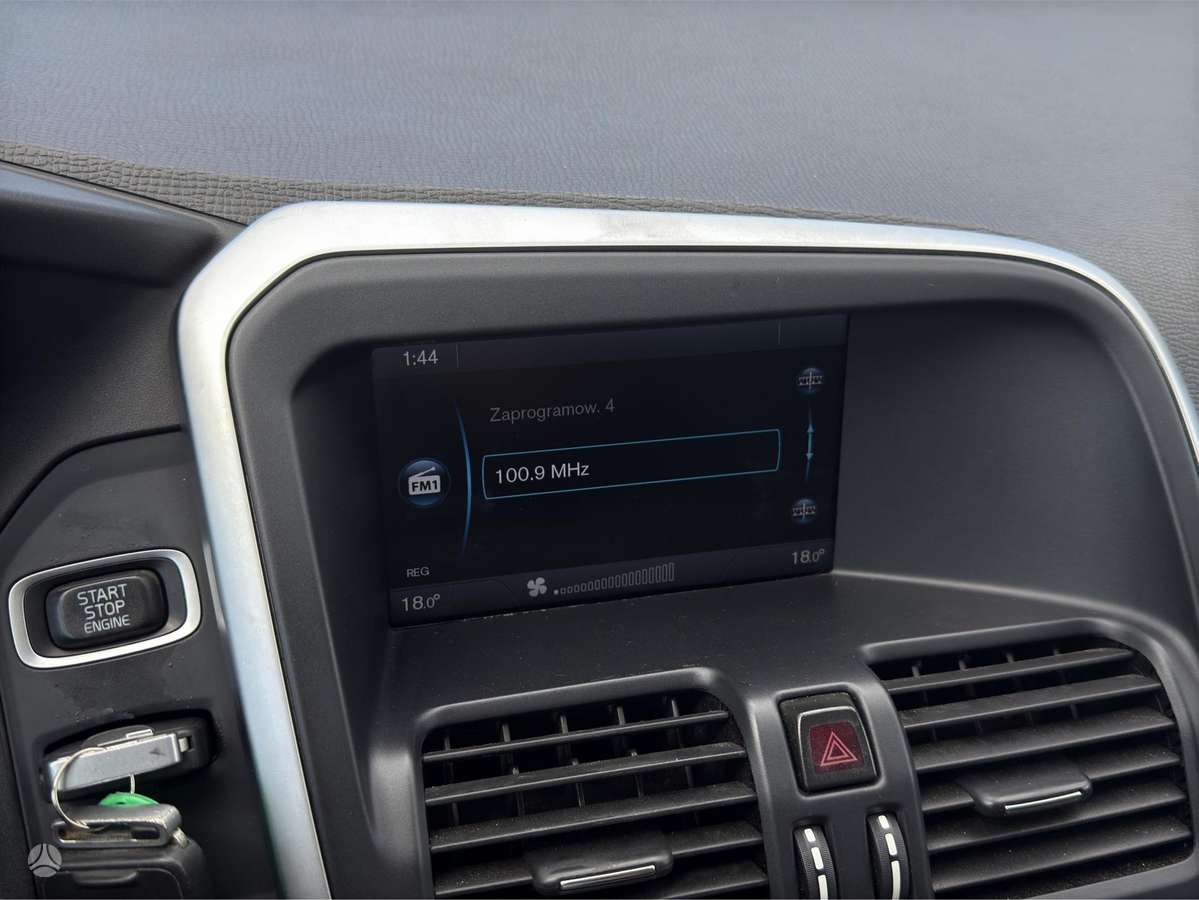Volvo XC60 2012 — photo 17