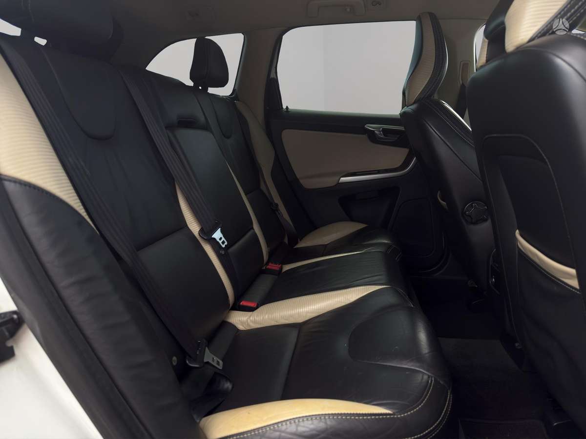 Volvo XC60 2012 — photo 9