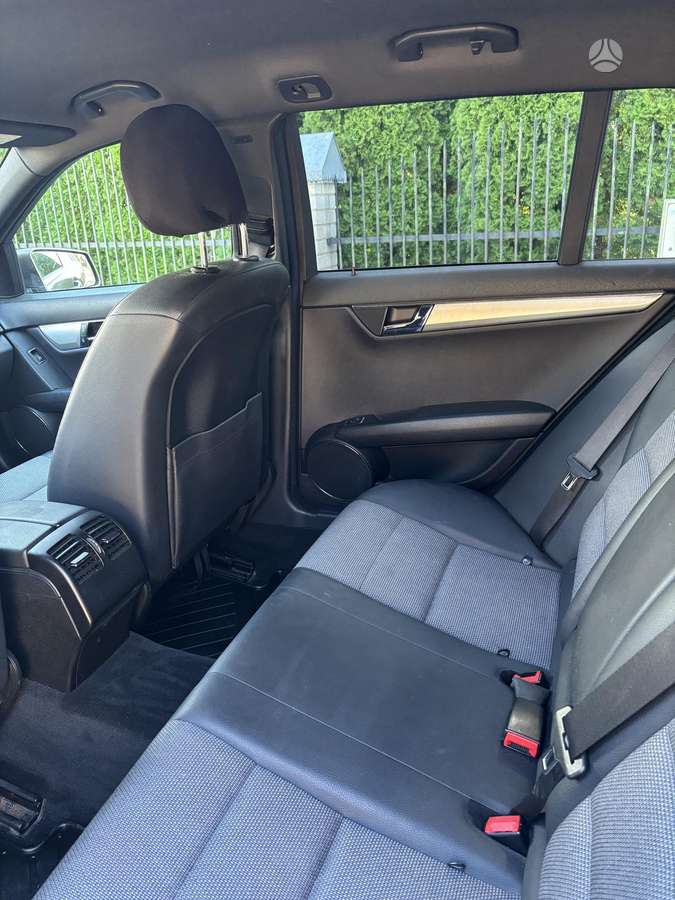 Mercedes-Benz C350 2010 — photo 12