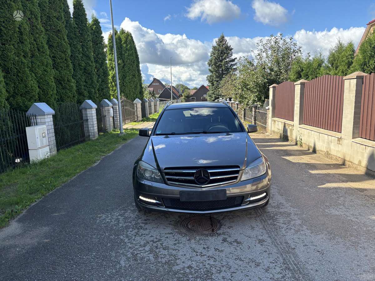 Mercedes-Benz C350 2010 — rear view