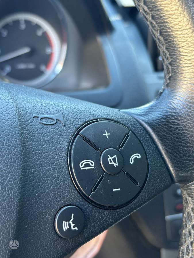 Mercedes-Benz C350 2010 — photo 20