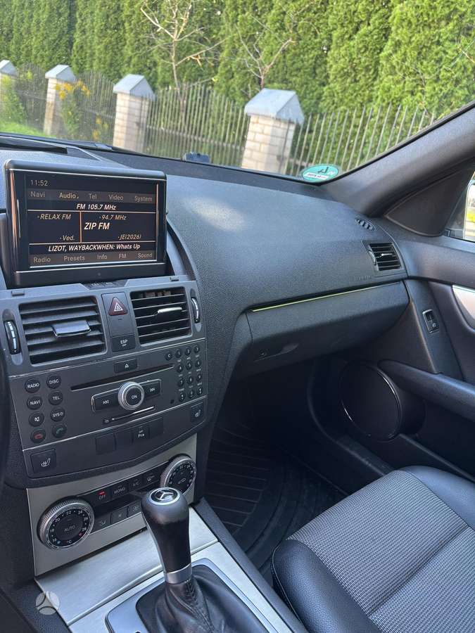 Mercedes-Benz C350 2010 — photo 22