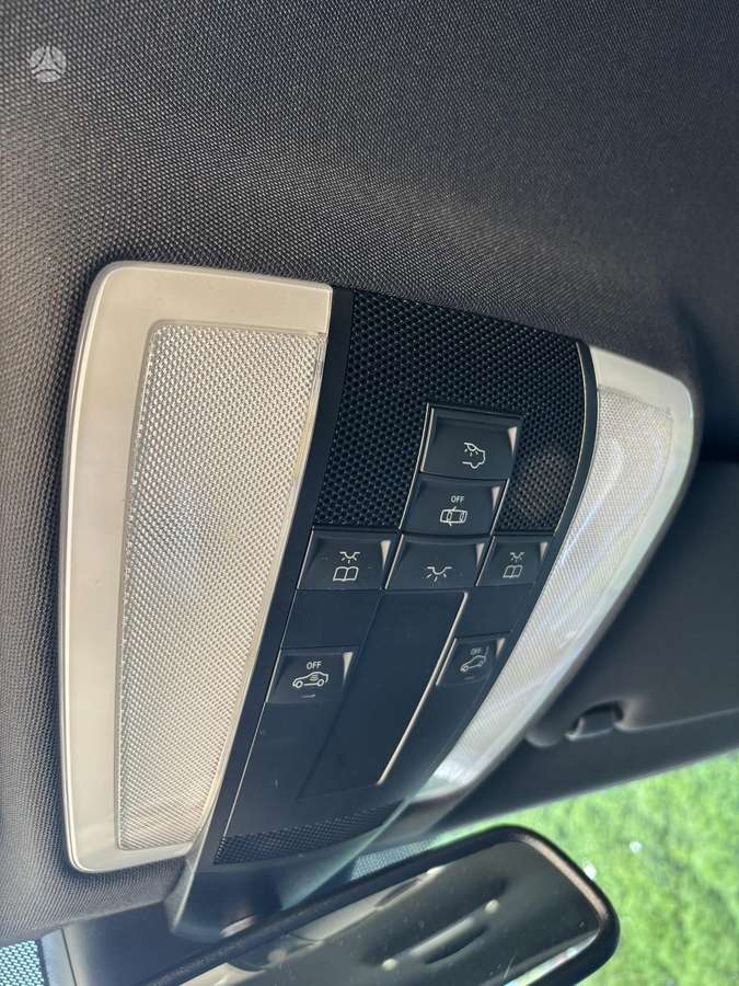 Mercedes-Benz C350 2010 — photo 23