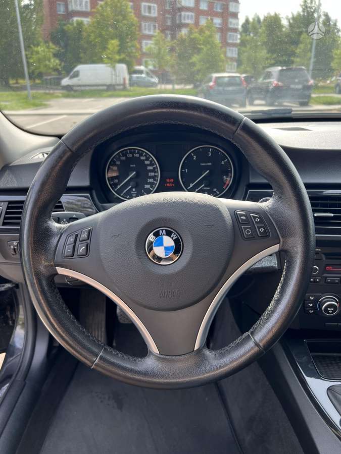 BMW 320 2011 — photo 10