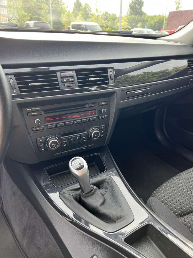 BMW 320 2011 — photo 11