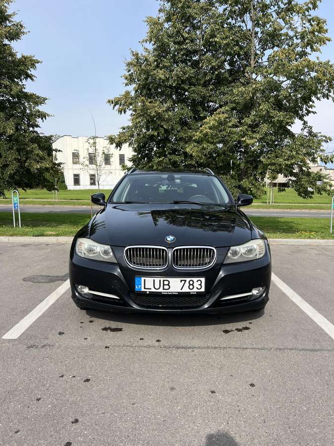 BMW 320 2011 — rear view
