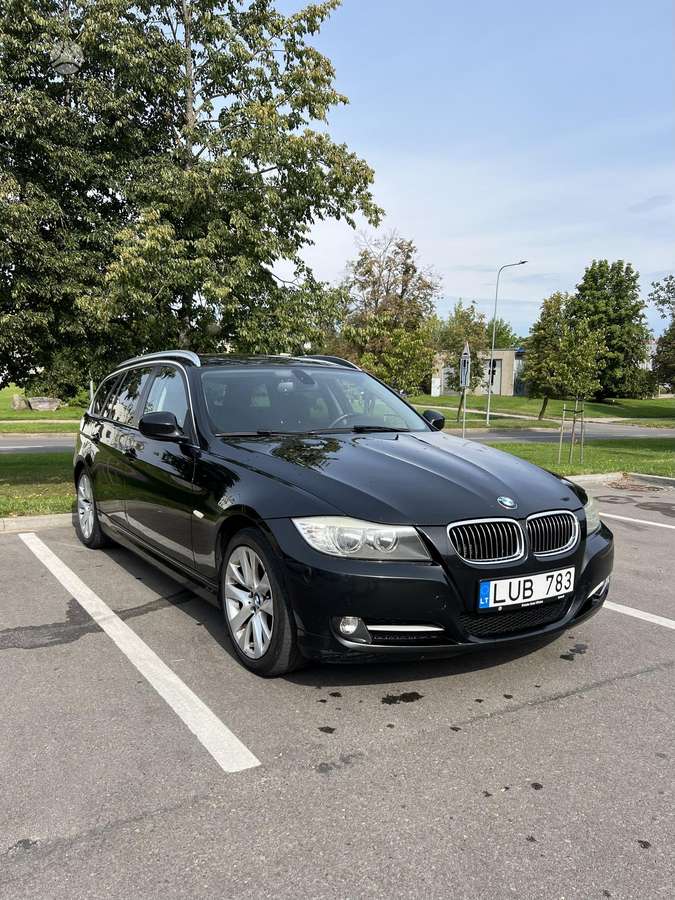 BMW 320 2011 — interior