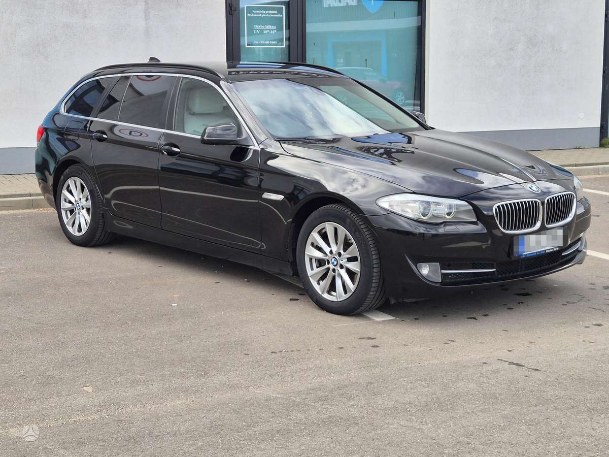 BMW 520 2011 — вигляд ззаду
