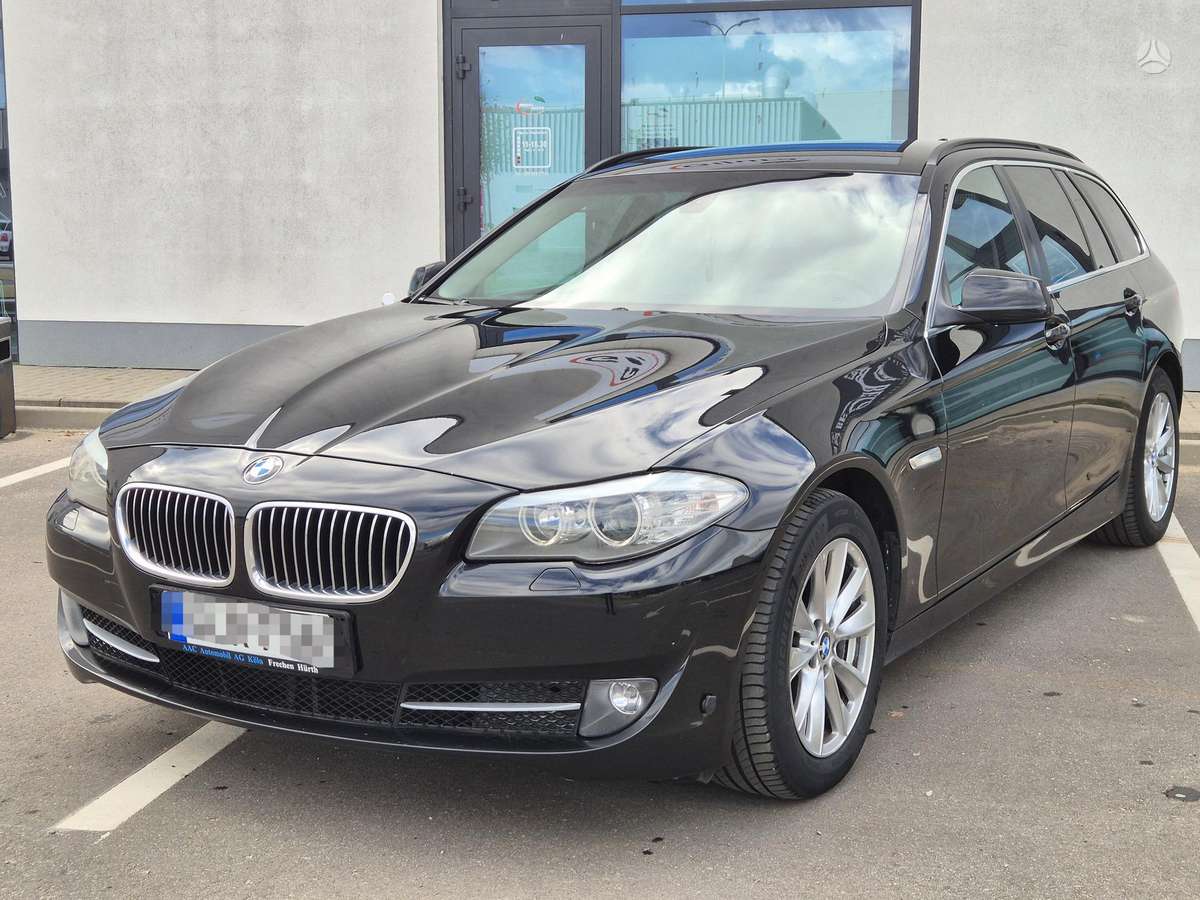 BMW 520 2011 — салон