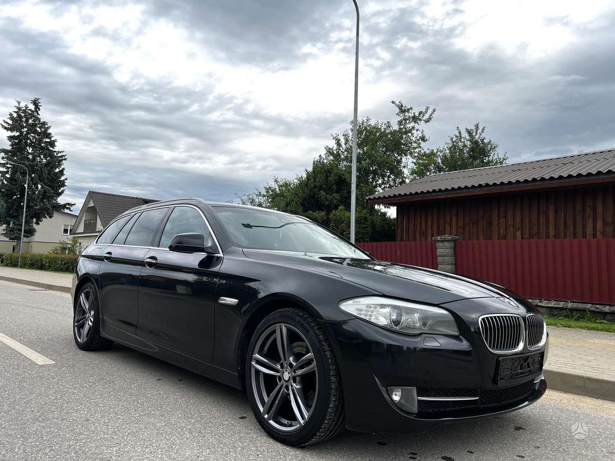BMW 520 2011 — rear view