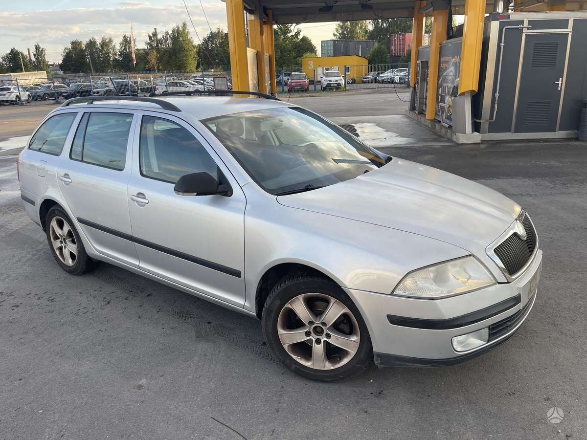 Skoda Octavia 2009 — rear view