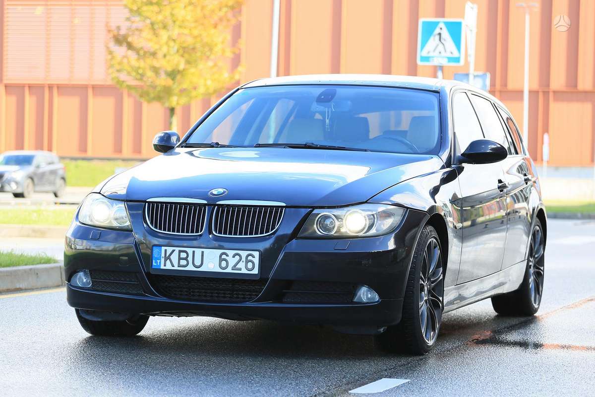 BMW 325 2008 — rear view