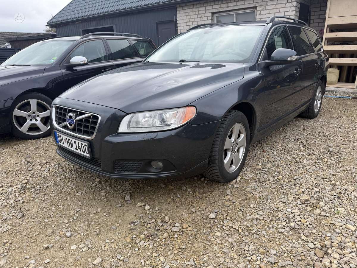 Volvo V70 2009 — rear view