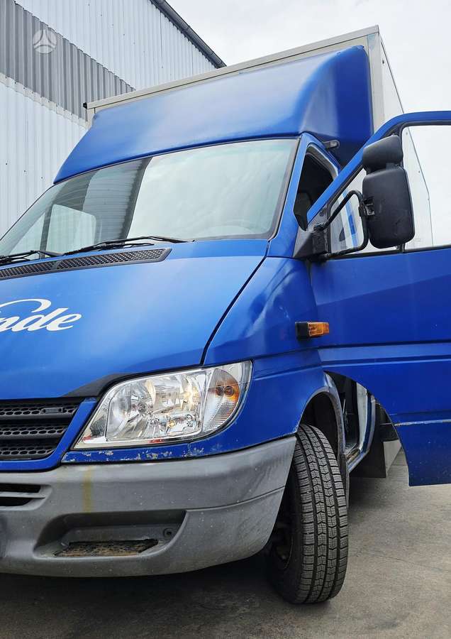 Mercedes-Benz Sprinter 2005 — rear view