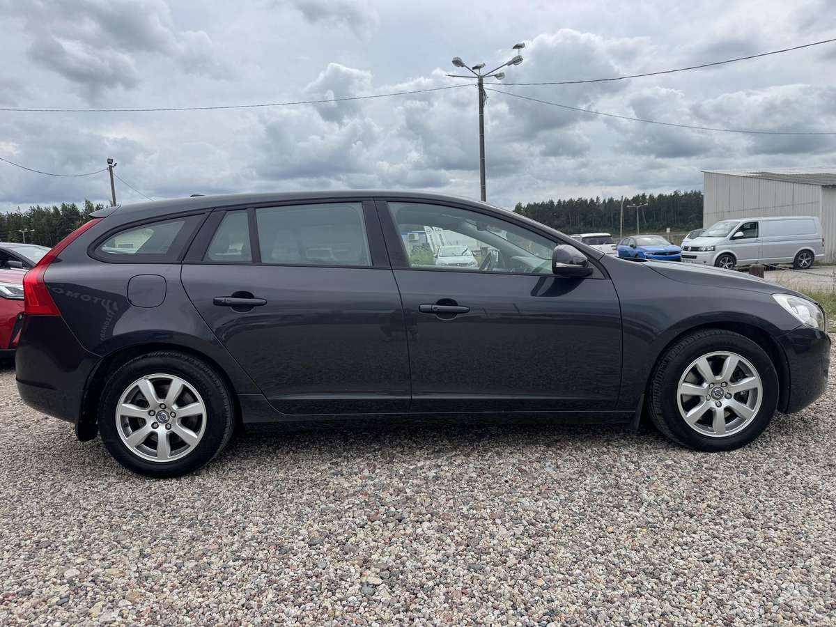 Volvo V60 2012 — engine 2400 cm³, 215 HP (158kW)