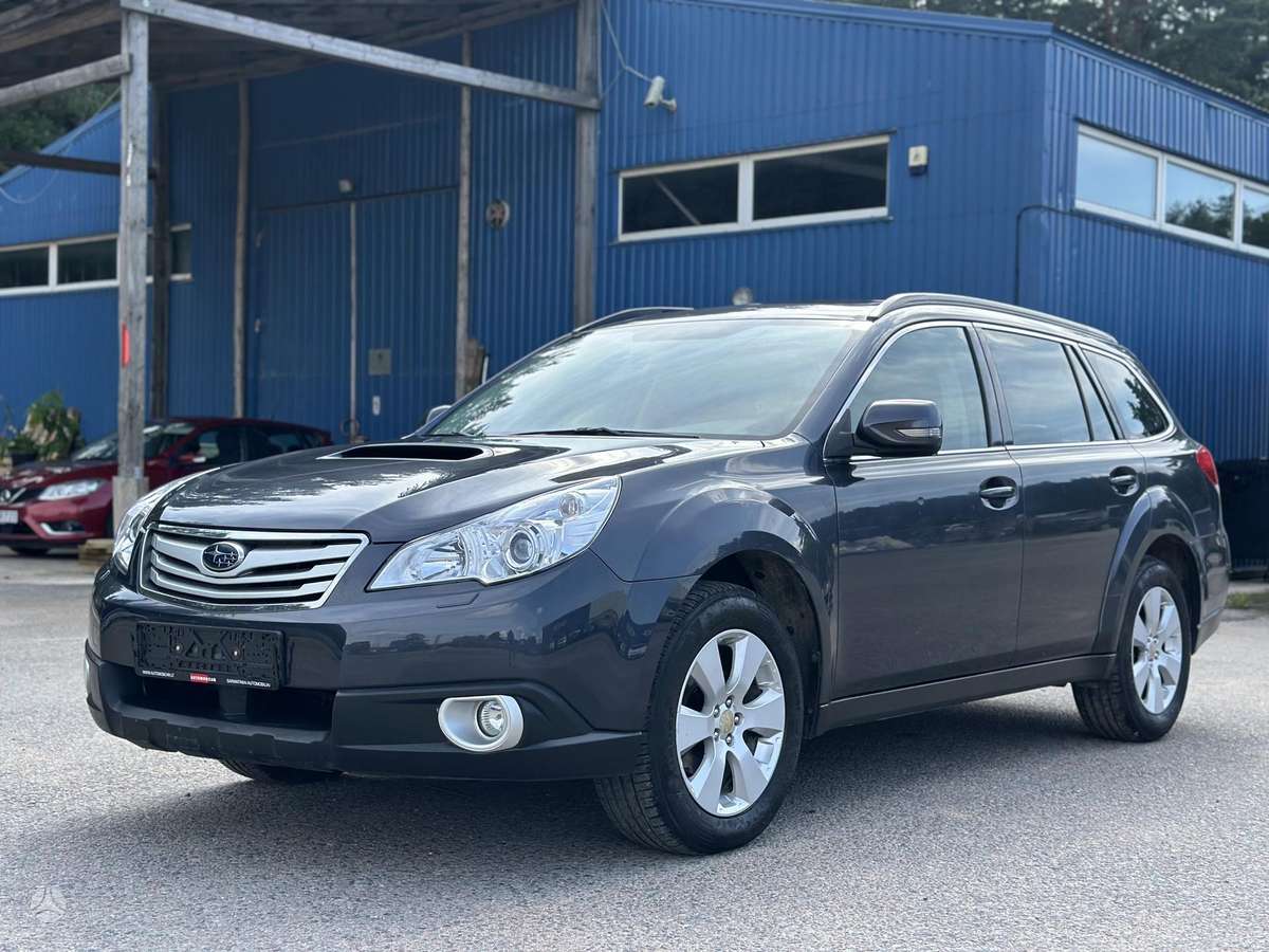 Subaru Outback 2010 — rear view