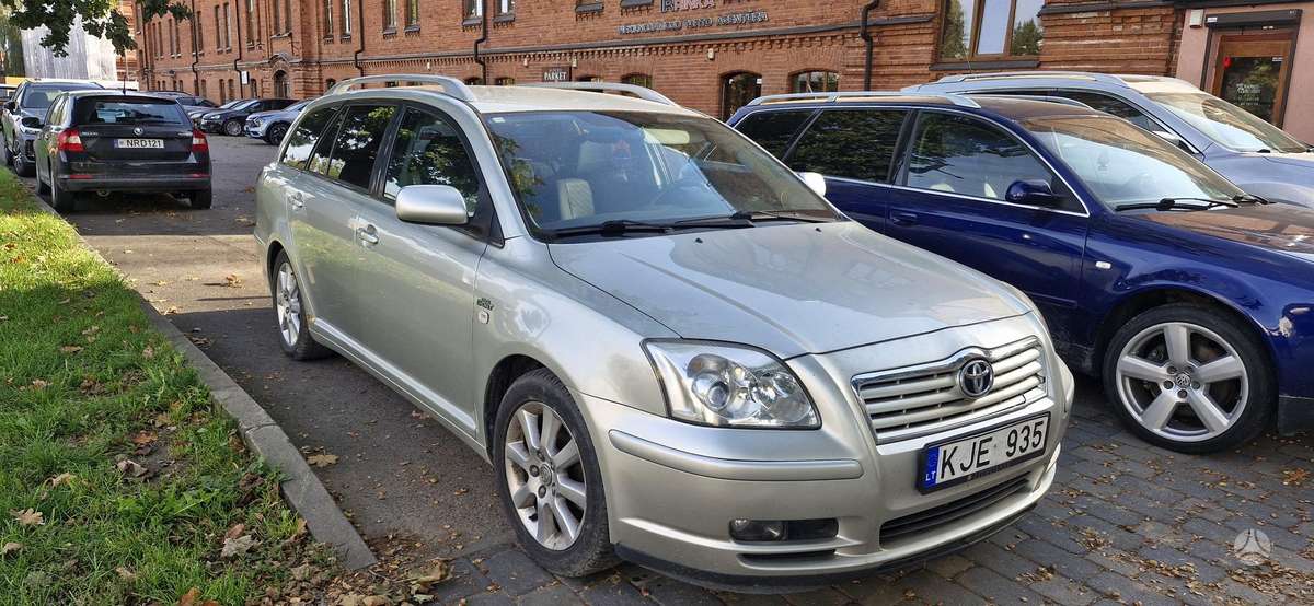 Toyota Avensis 2004 — rear view