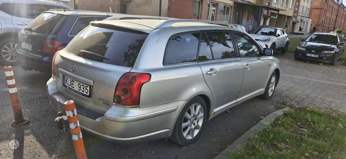 Toyota Avensis 2004 — interior