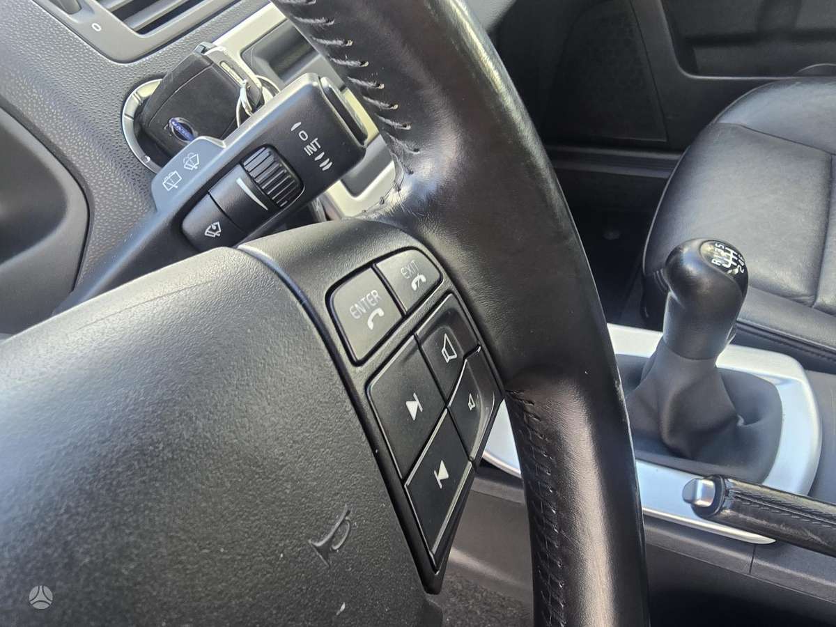 Volvo V50 2012 — photo 16