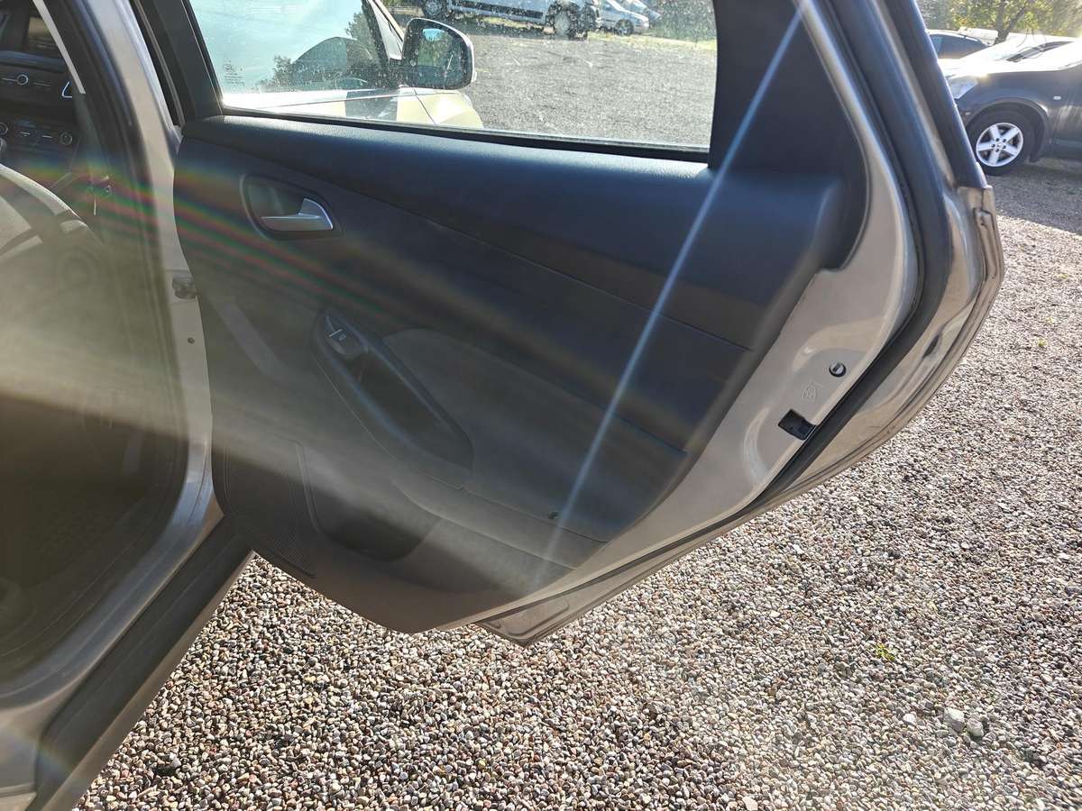 Ford Focus 2015 — photo 11