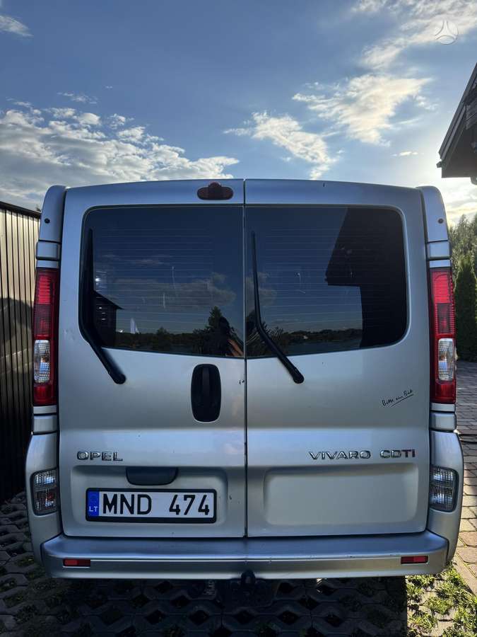 Opel Vivaro 2007 — rear view