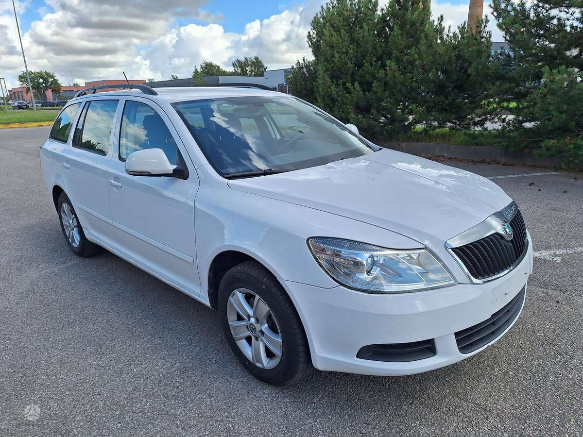 Skoda Octavia 2012 — rear view
