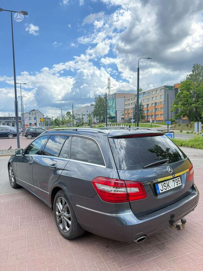 Mercedes-Benz E350 2010 — вигляд ззаду