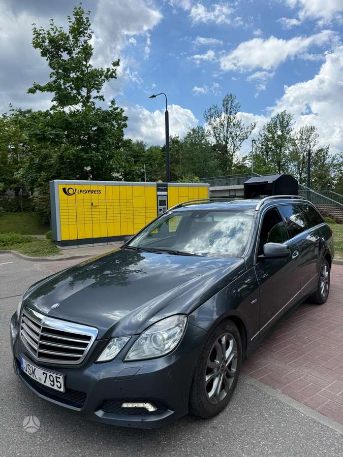 Mercedes-Benz E350 2010 — салон