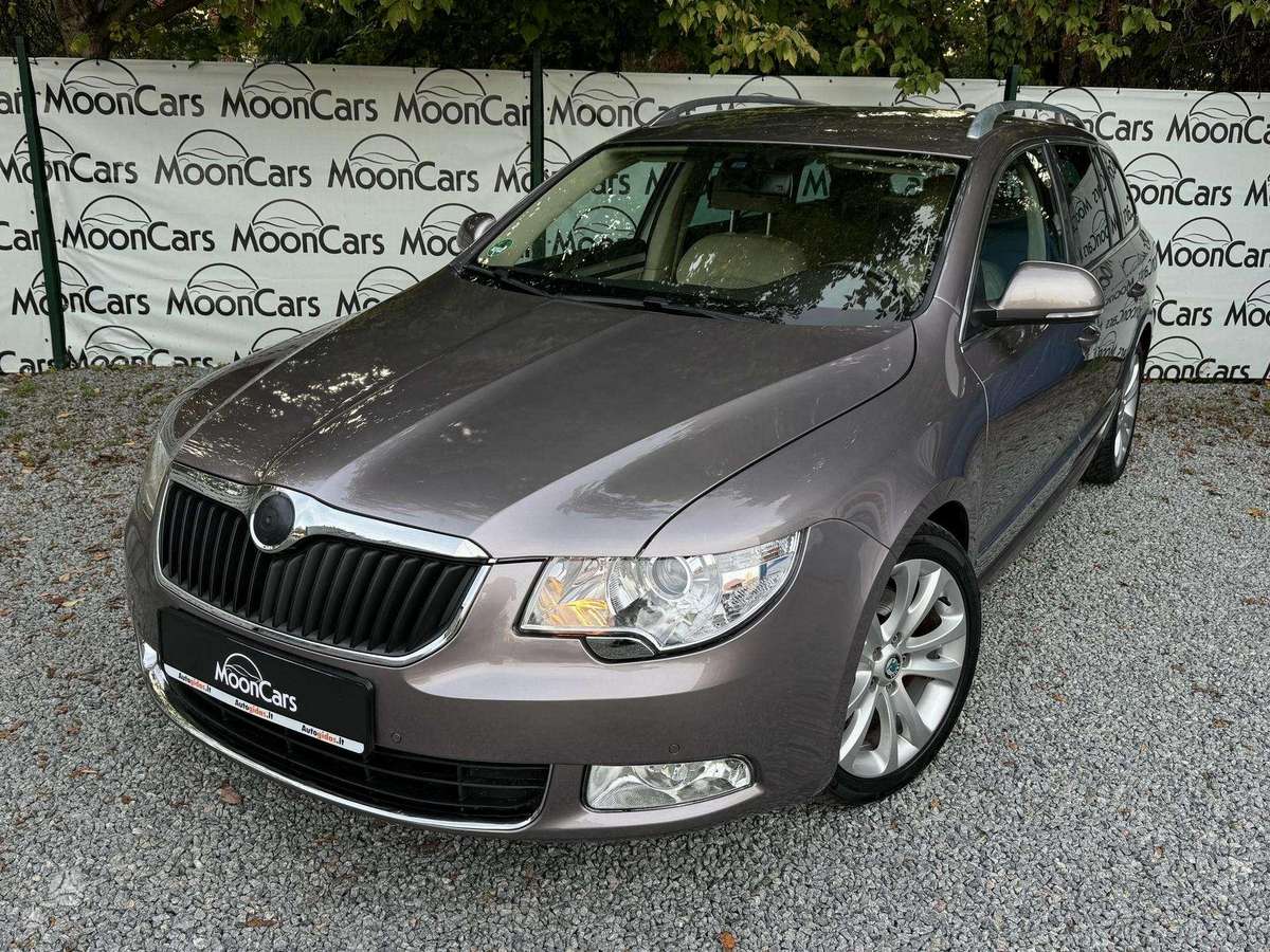 Skoda Superb 2011 — rear view