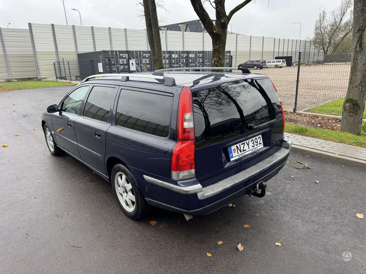 Volvo V70 2004 — вигляд ззаду