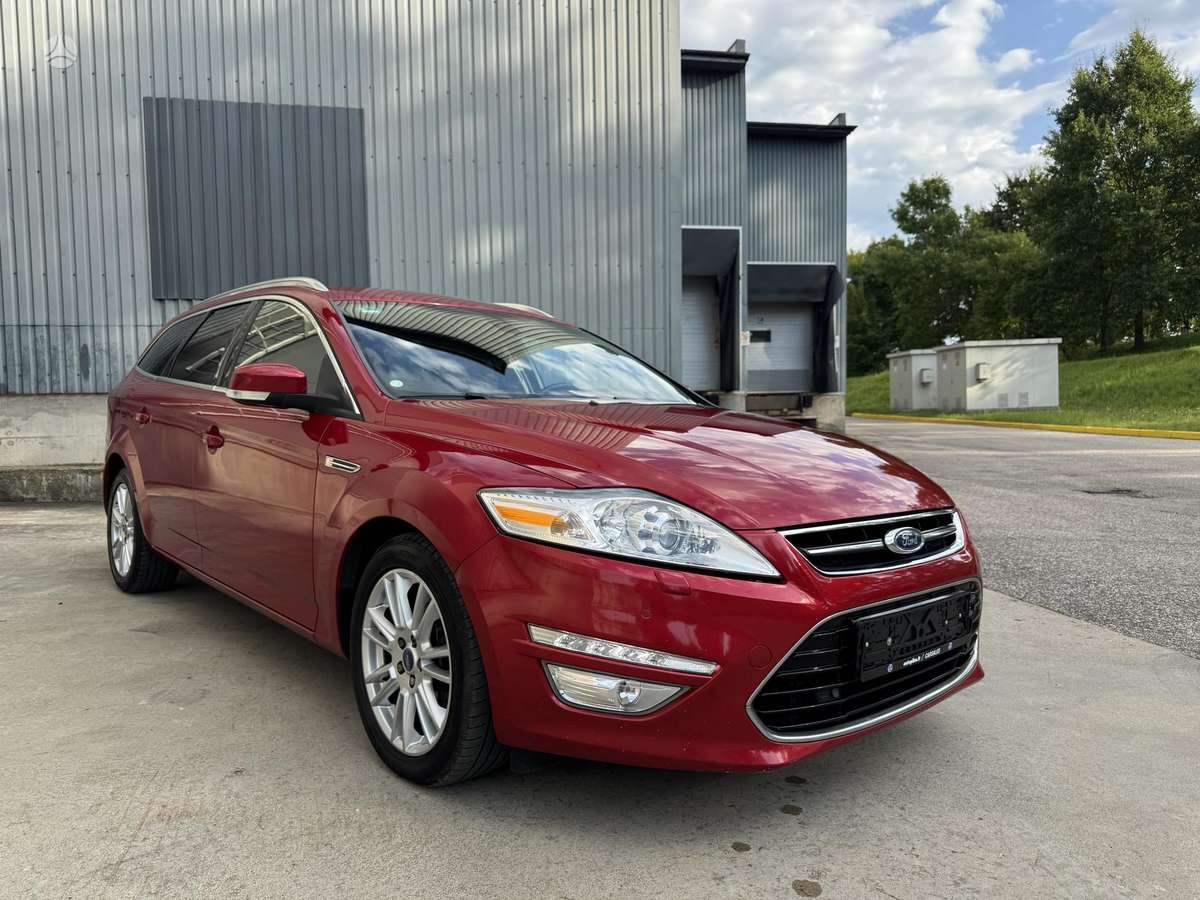 Ford Mondeo 2013 — rear view