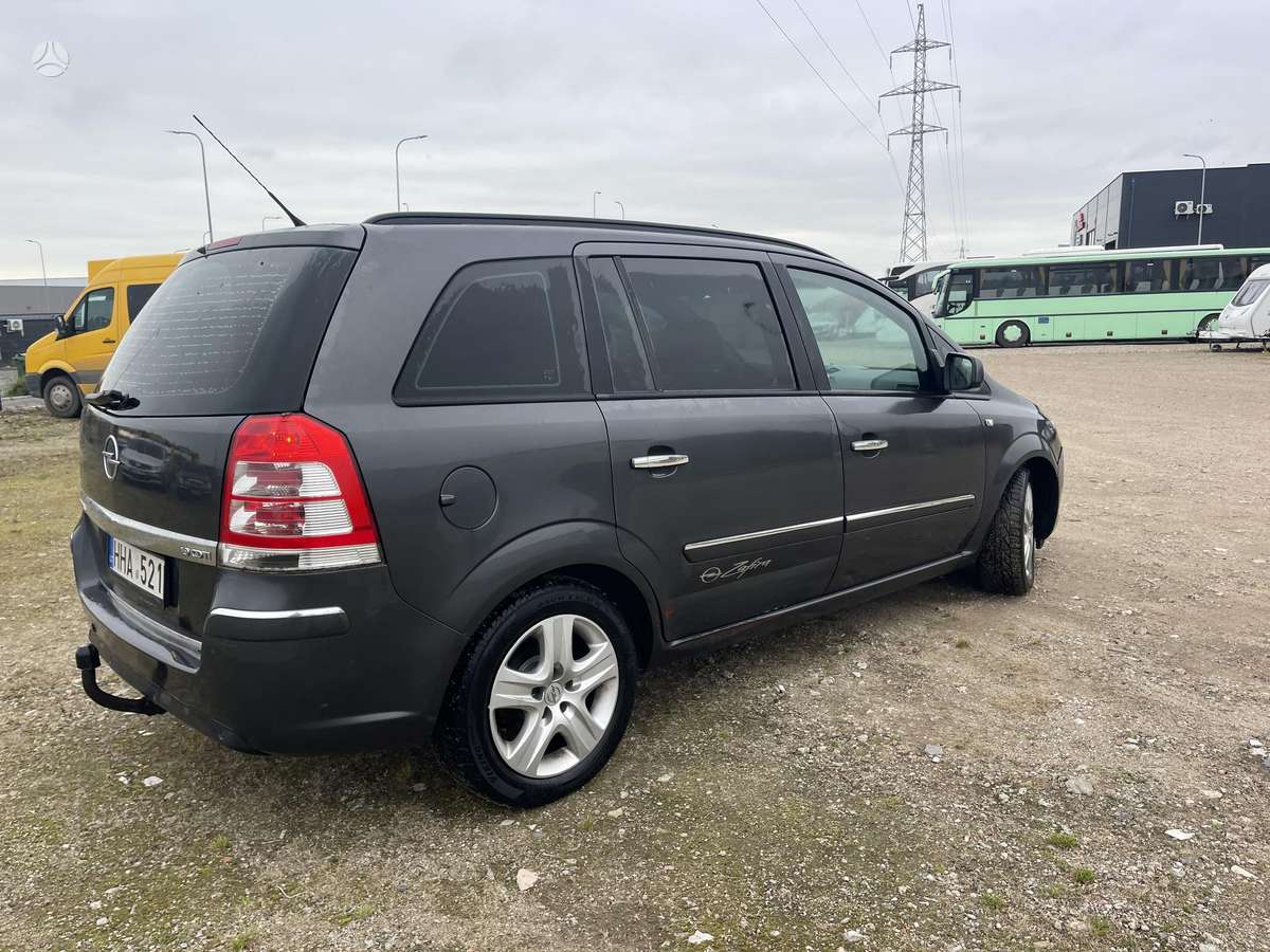 Opel Zafira 2009 — rear view