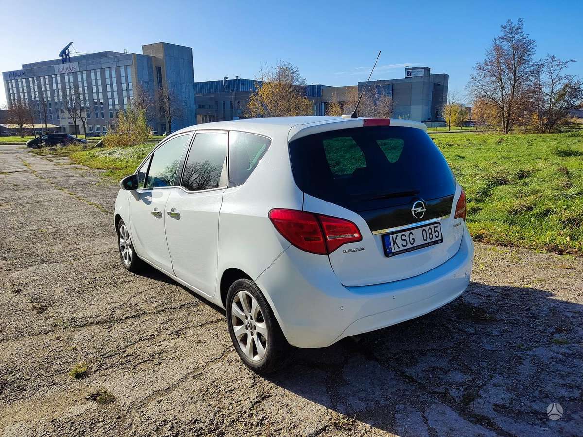 Opel Meriva 2010 — салон