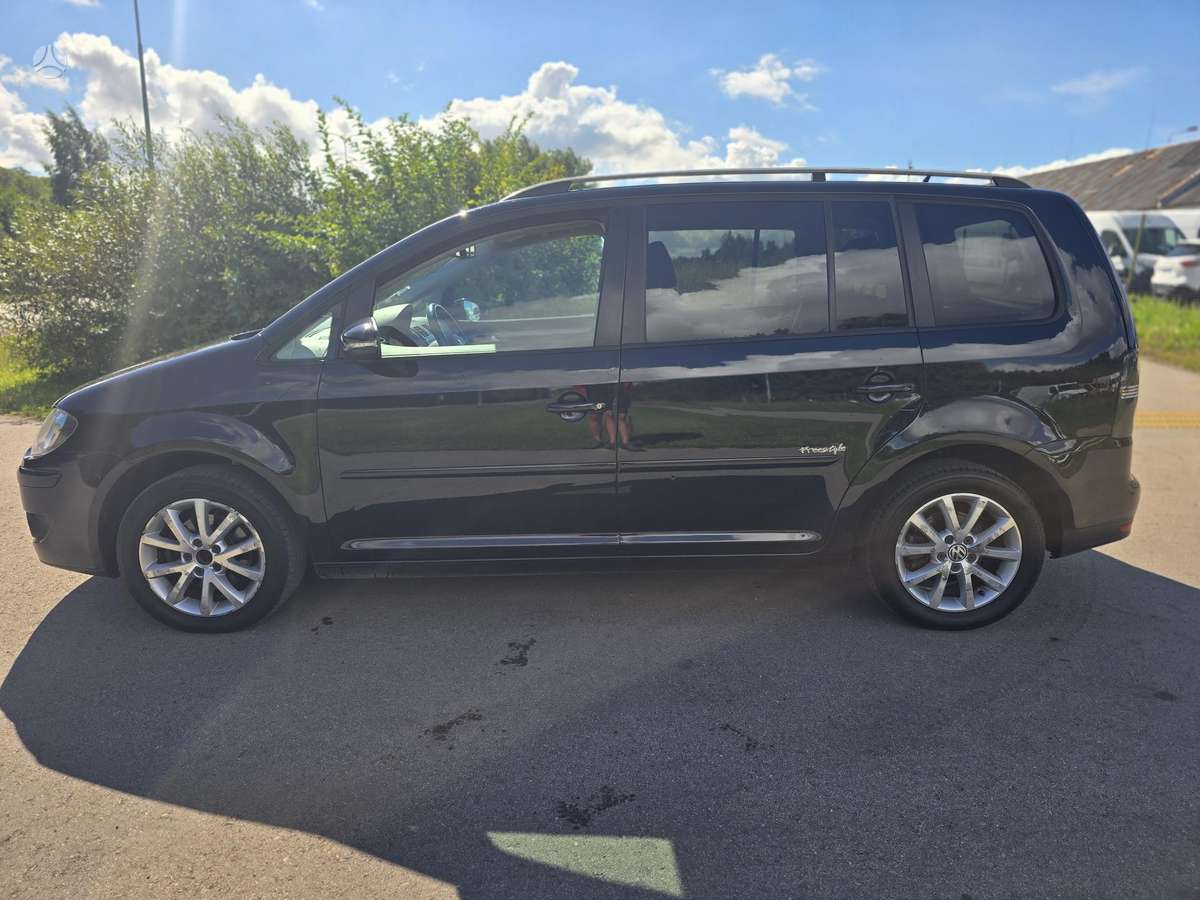 Volkswagen Touran 2010 — rear view