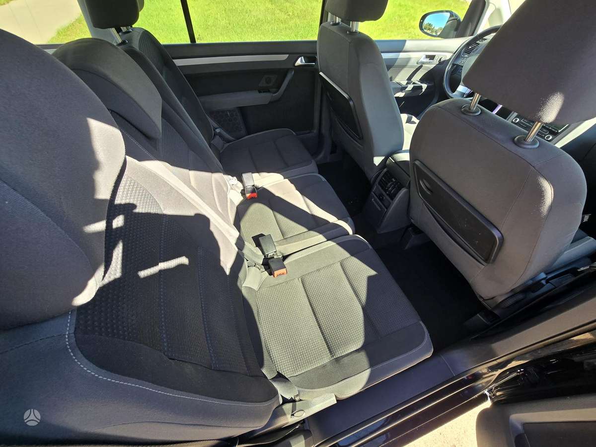 Volkswagen Touran 2010 — photo 8