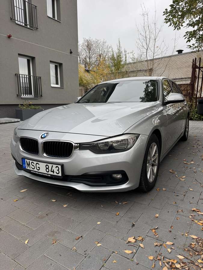 BMW 318 2015 — rear view