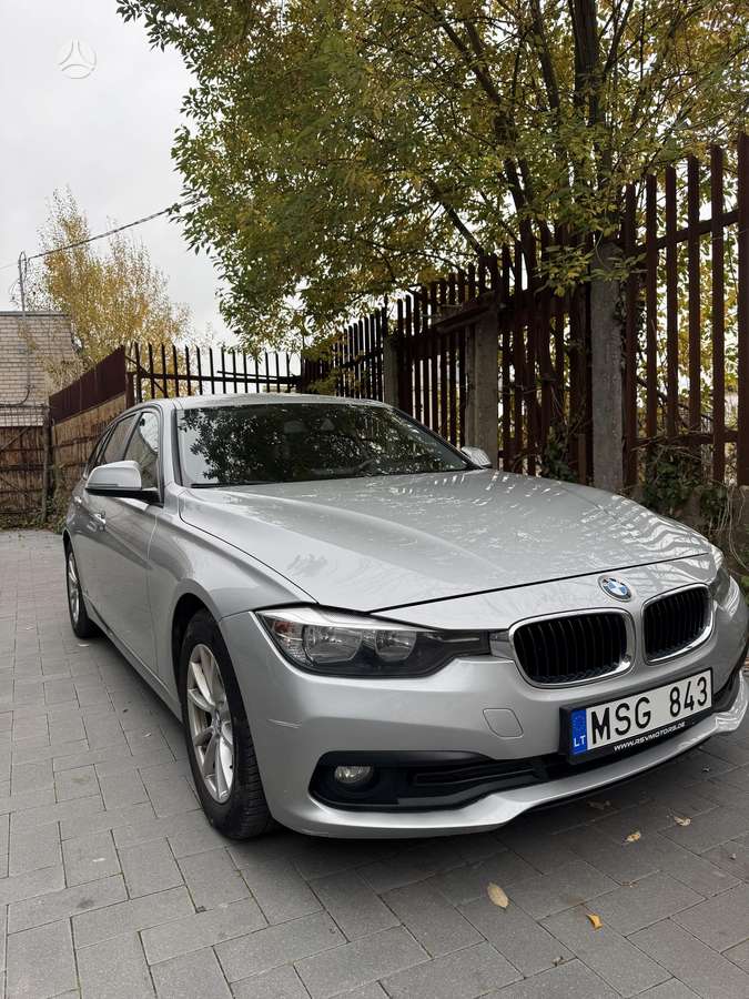 BMW 318 2015 — interior