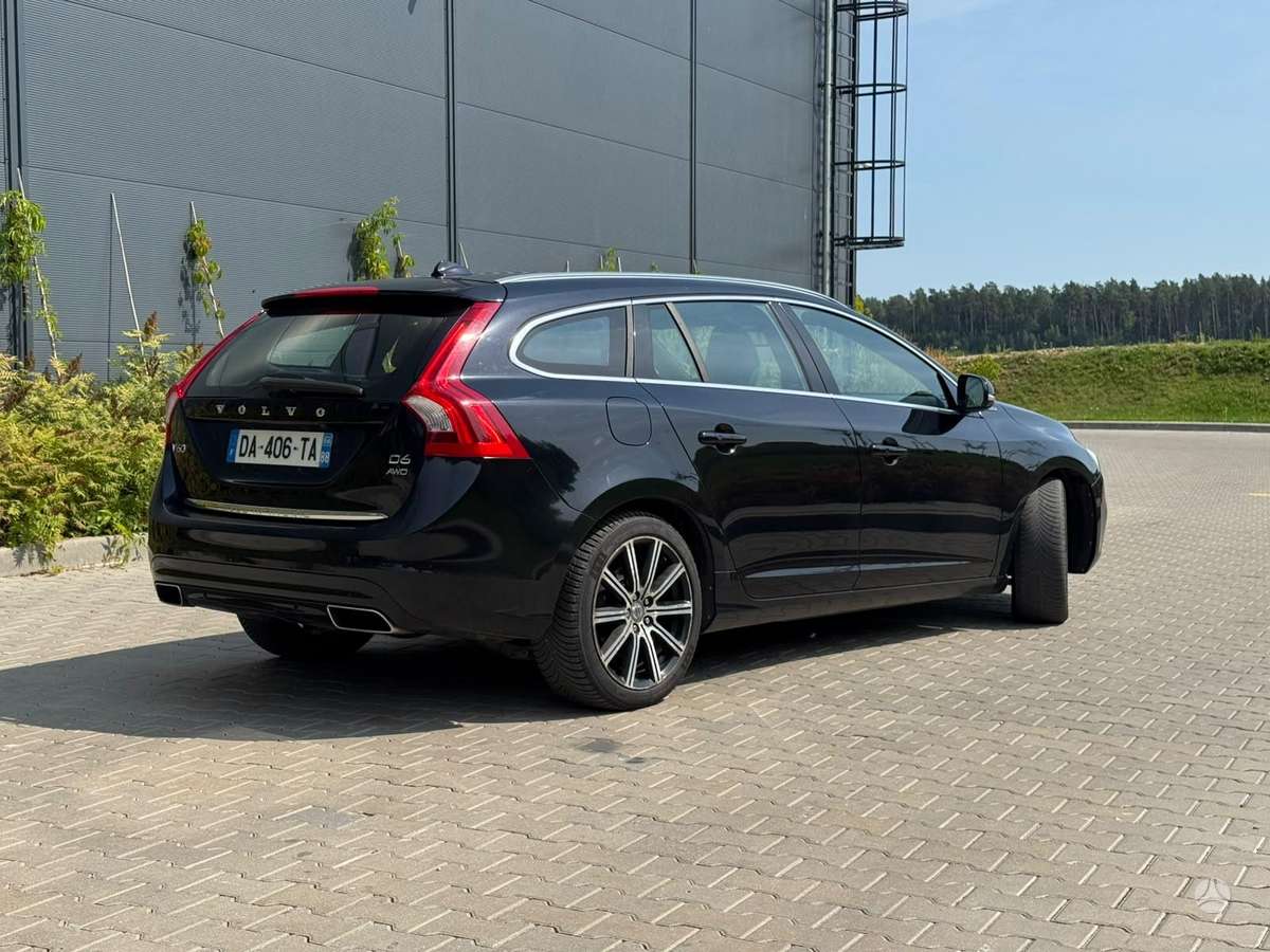 Volvo V60 2013 — engine 2400 cm³, 215 HP (158kW)